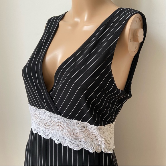 Pinstripe dress with lace - Picture 2 of 4